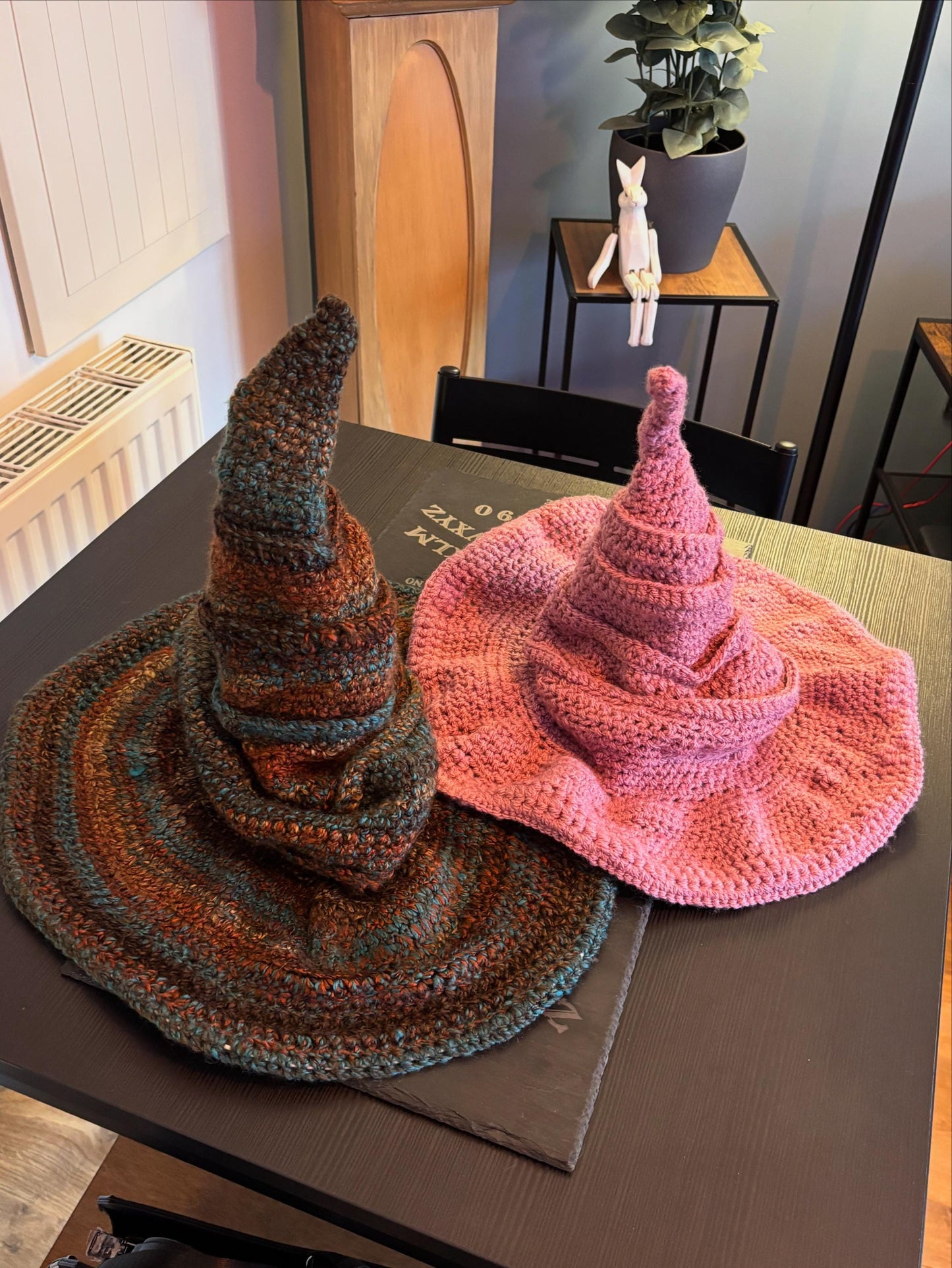 crocheted witches hat - pink