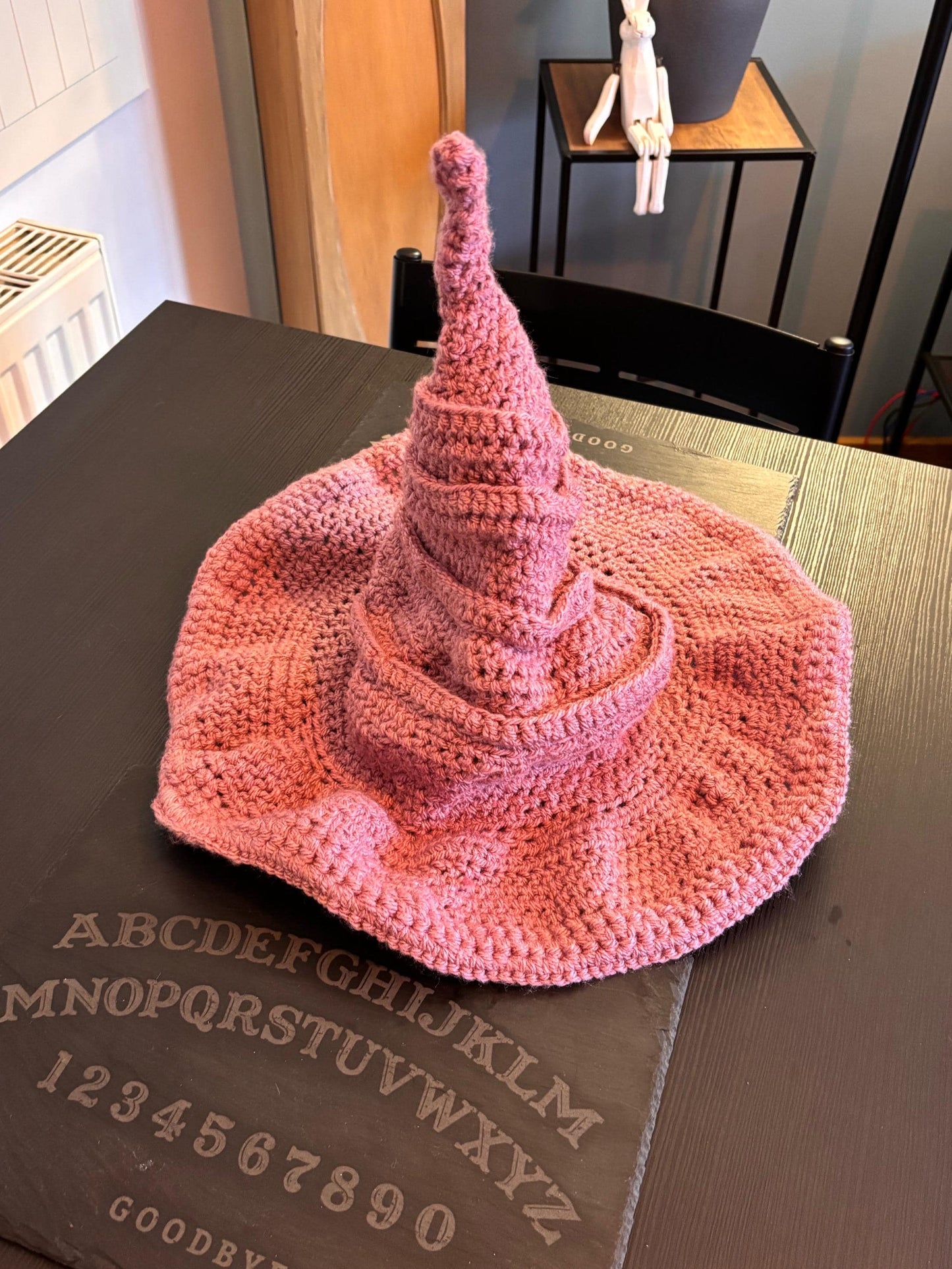 crocheted witches hat - pink